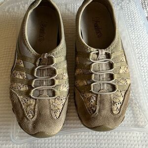 Skechers tan sneakers with lace and ribbon tops w loops for decoration. Size 7.
